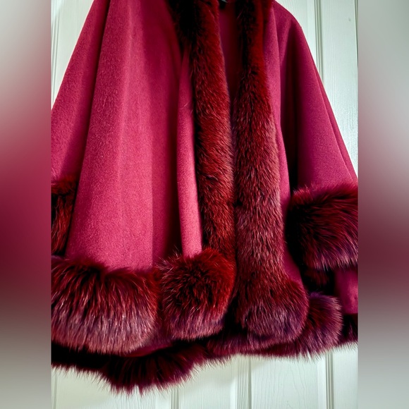 Sofia Cashmere Cervinia Fox Fur Trimmed Burgundy Garnet Red Cape - Petite Length - Picture 2 of 13